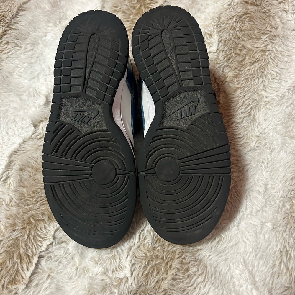 Nike Black and White Low-Top Sneakers - Picture 7 of 8
